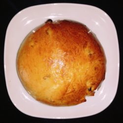 Süßer Hefeteig für Hefezopf, Rosinenbrötchen und Buchteln auf sonjakocht.de